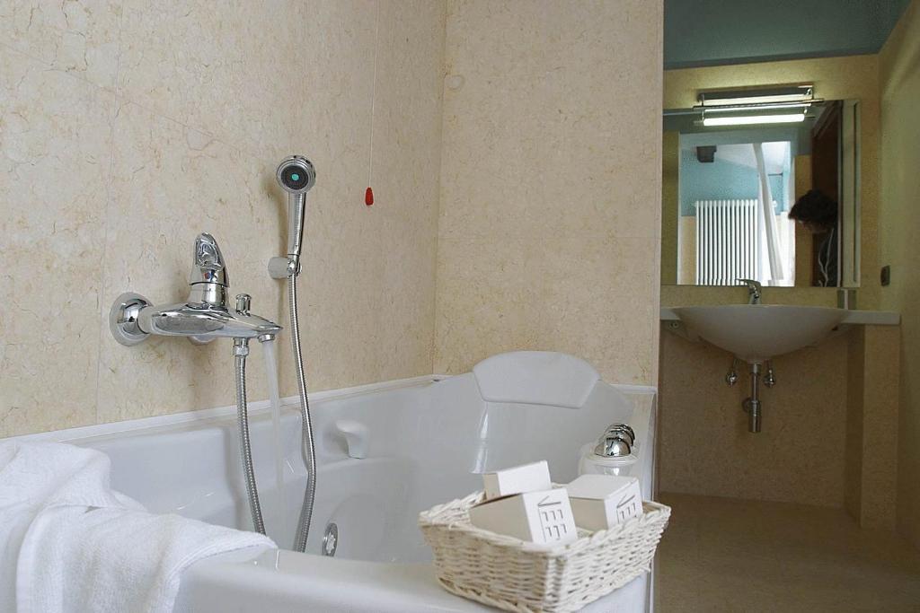 Albergo Morandi Reggio Emilia Bagian luar foto